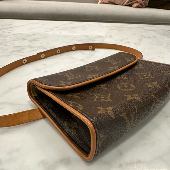Louis Vuitton Florentine Monogram Canvas
Pochette - Picture 2 of 15